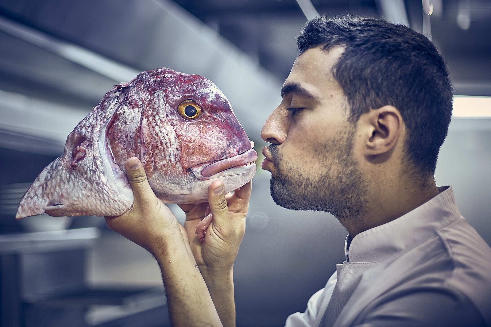 Mario Jiménez besa un pargo en el restaurante El Faro.