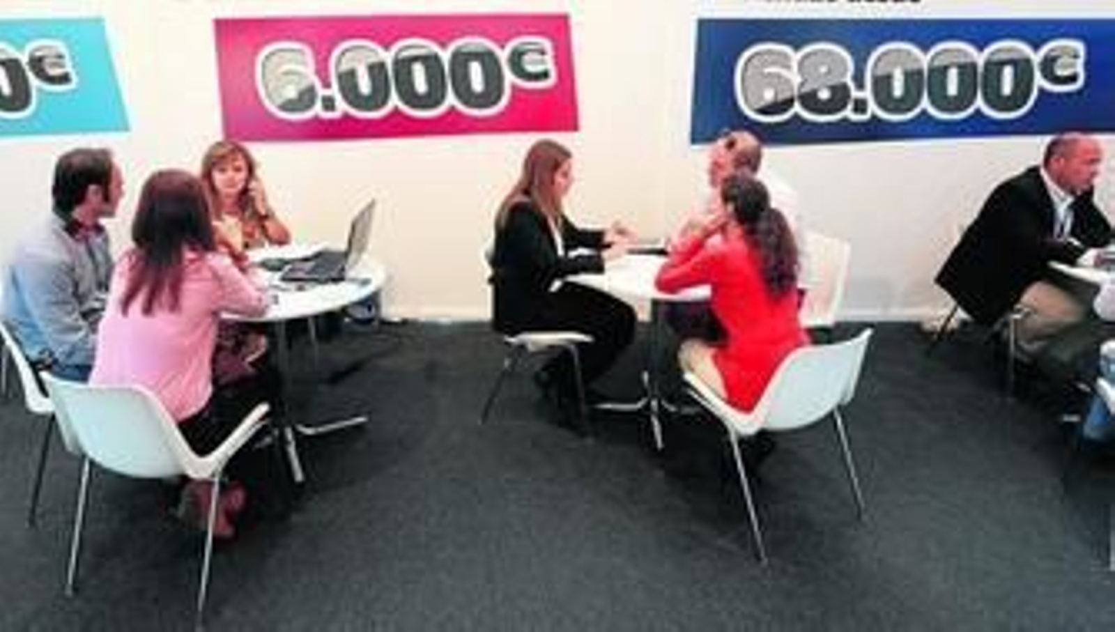 Varios comerciales de entidades financieras intentan vender pisos en el último salón inmobiliario celebrado en el Palacio de Ferias.