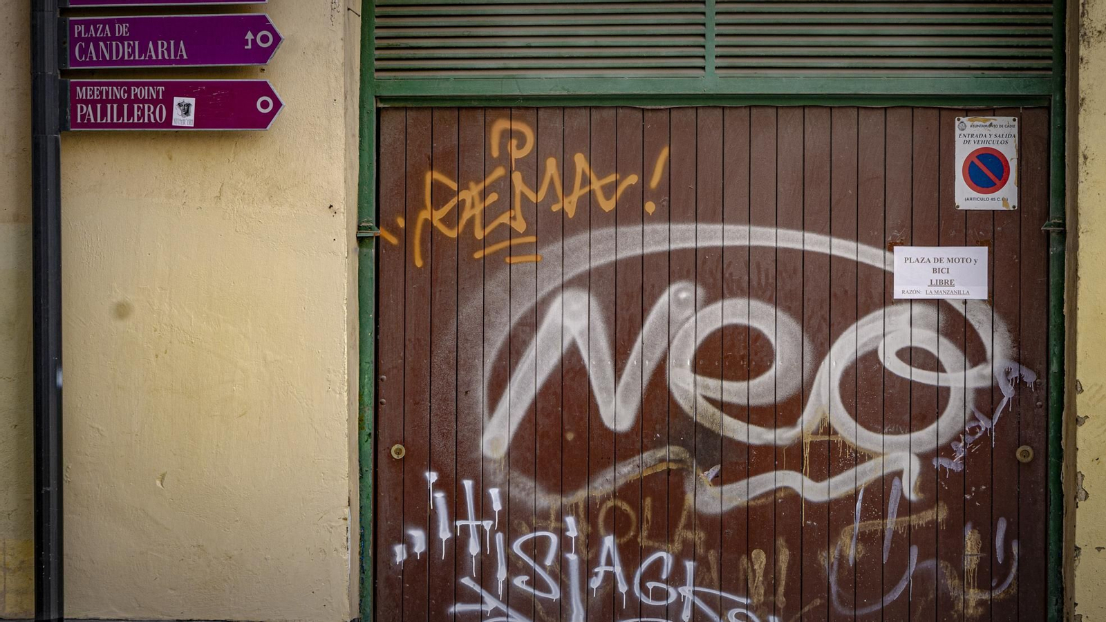Pintadas y grafitis en el centro de Cádiz