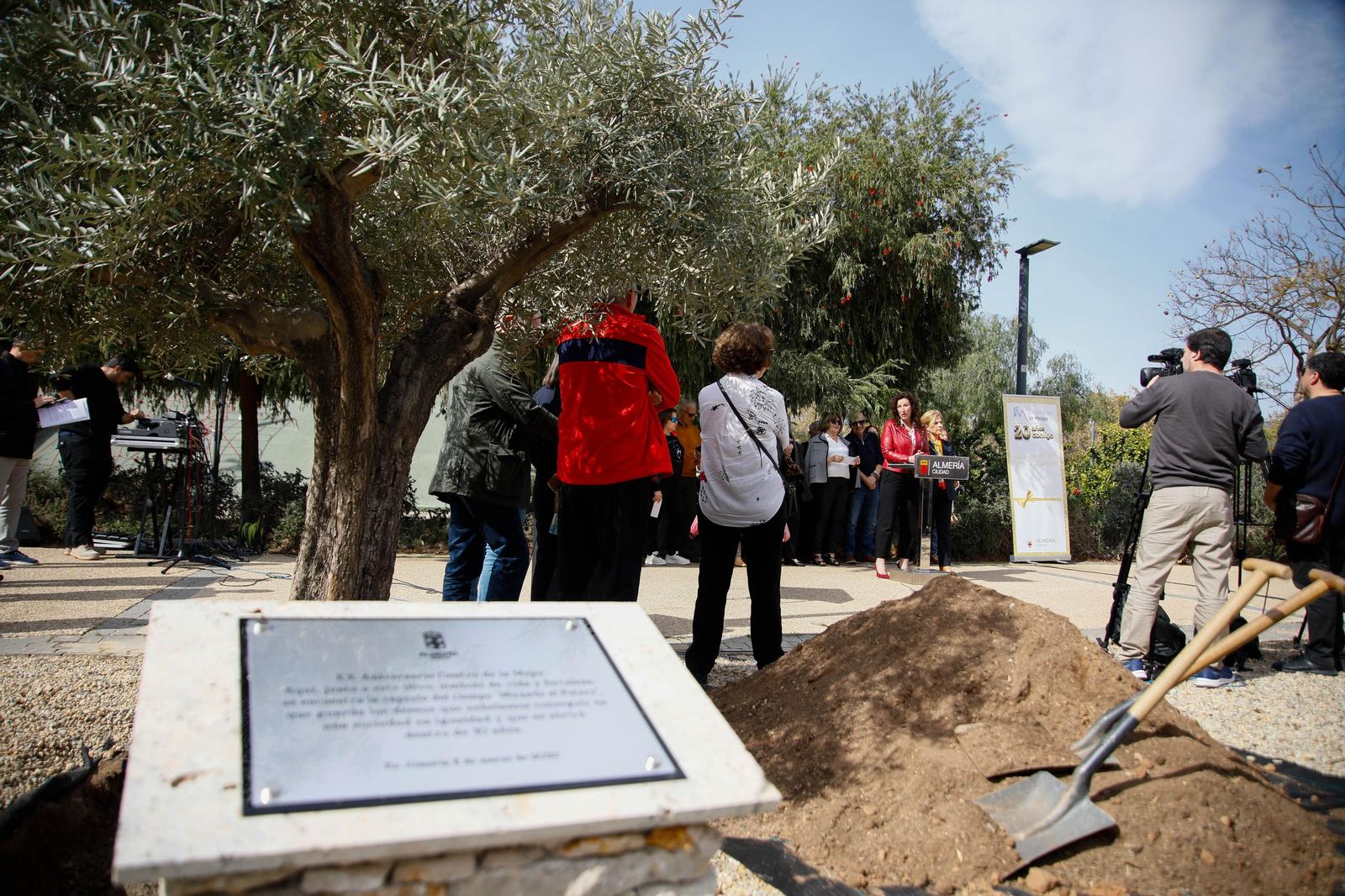 Las imágenes de la plantación de un olivo y el entierro de una cápsula del tiempo