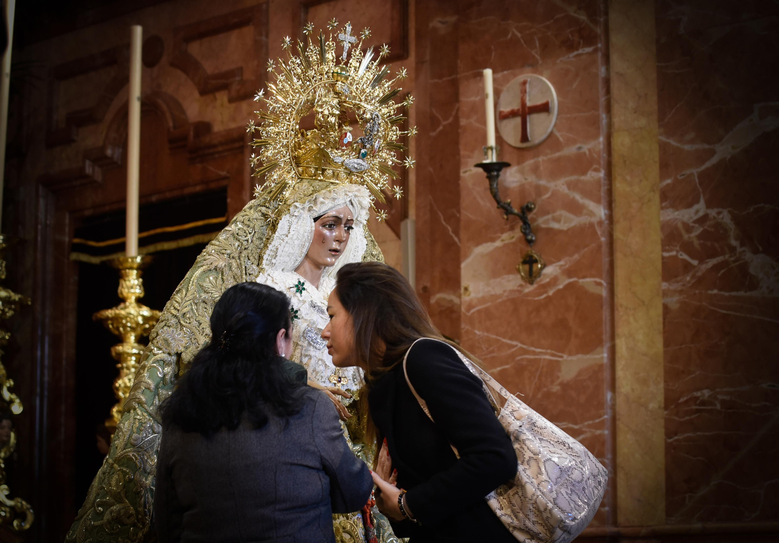 El besamanos de la Macarena, en imágenes