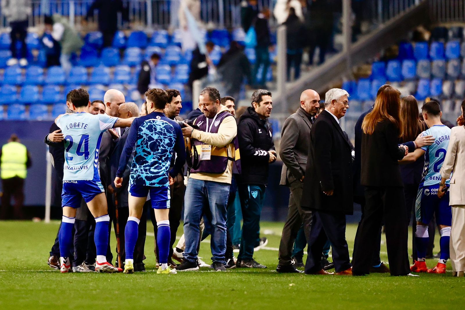 El homenaje de la plantilla del Málaga CF a Víctor Berbel, director de comunicación