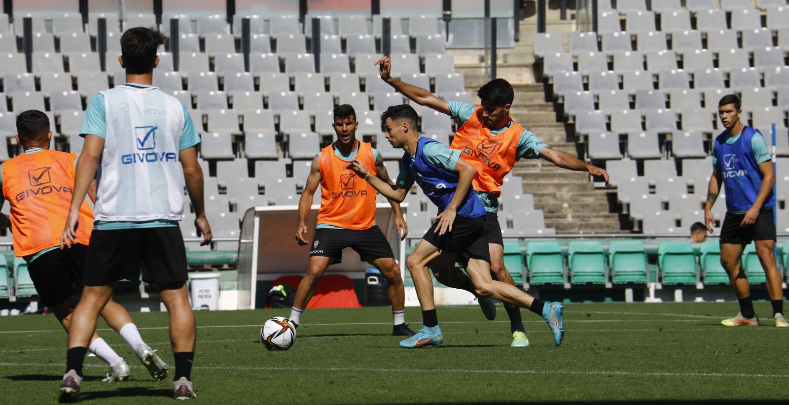 Luismi es presionado por Visus durante un entrenamiento en El Arcángel.