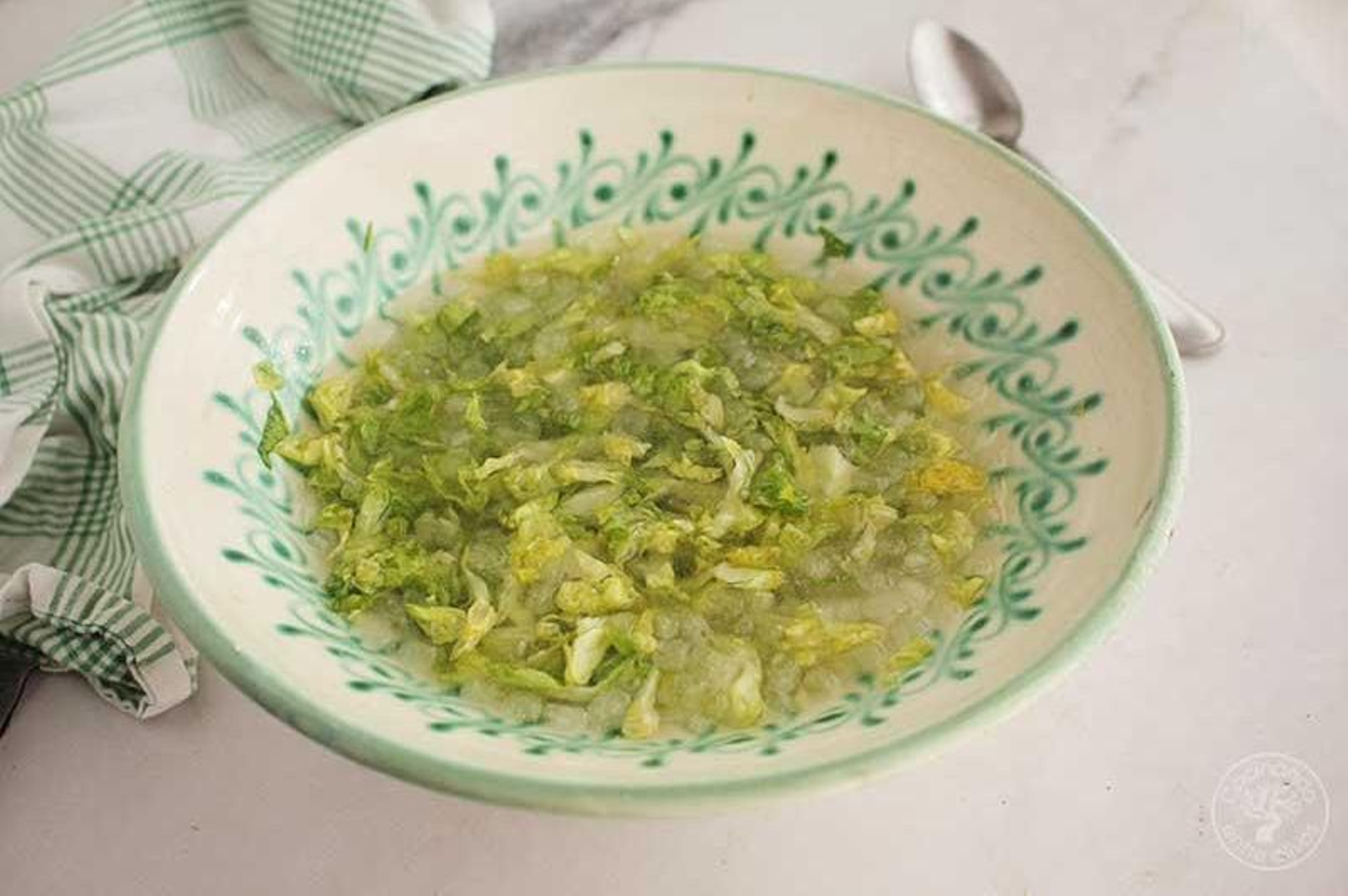 Si pensabas que todos los gazpachos necesitaban tomate, este aguadillo de lechuga viene a mostrarte lo contrario.