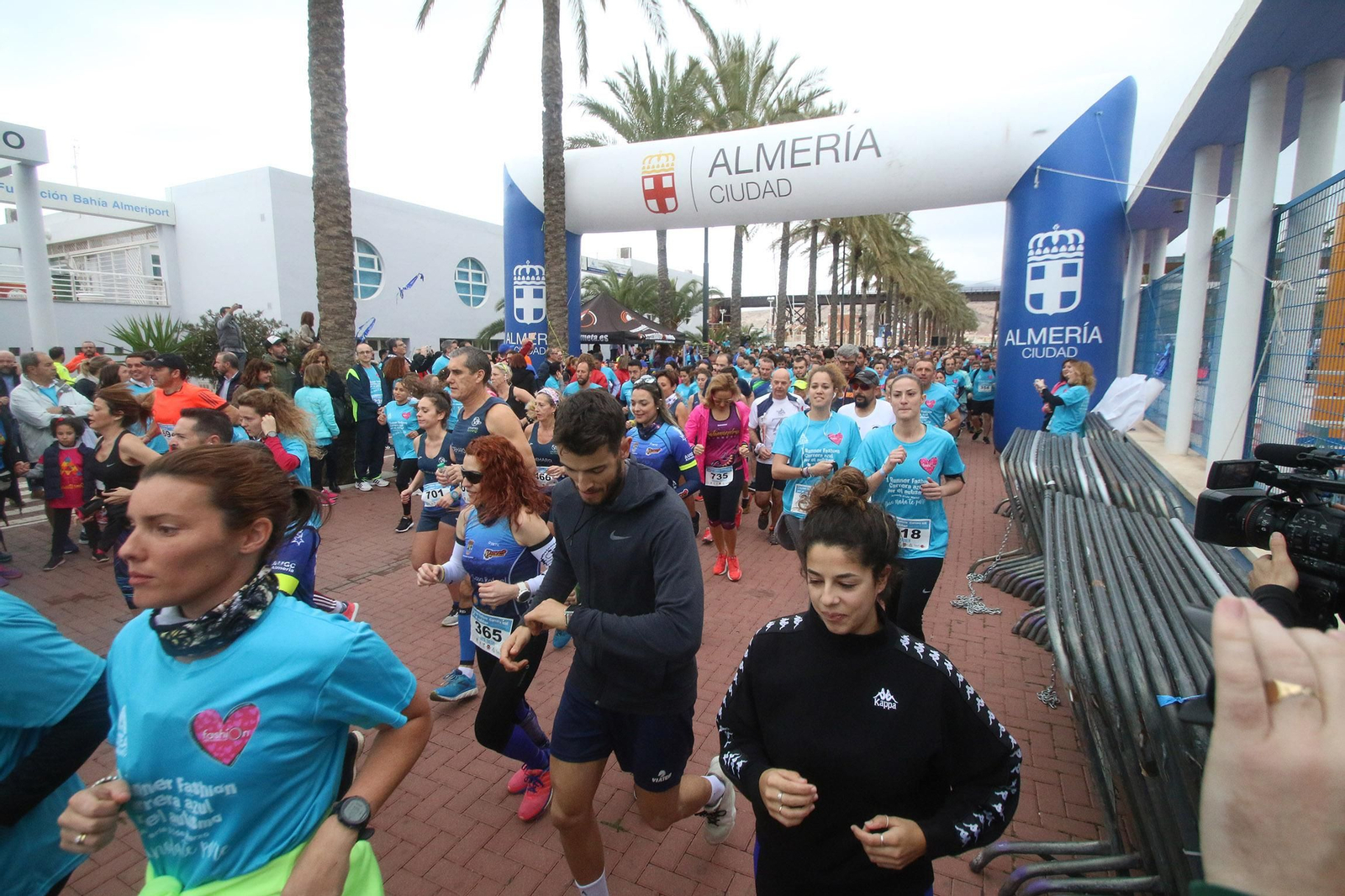 Galería gráfica de la 'RUNNER FASHION CARRERA AZUL POR EL AUTISMO'