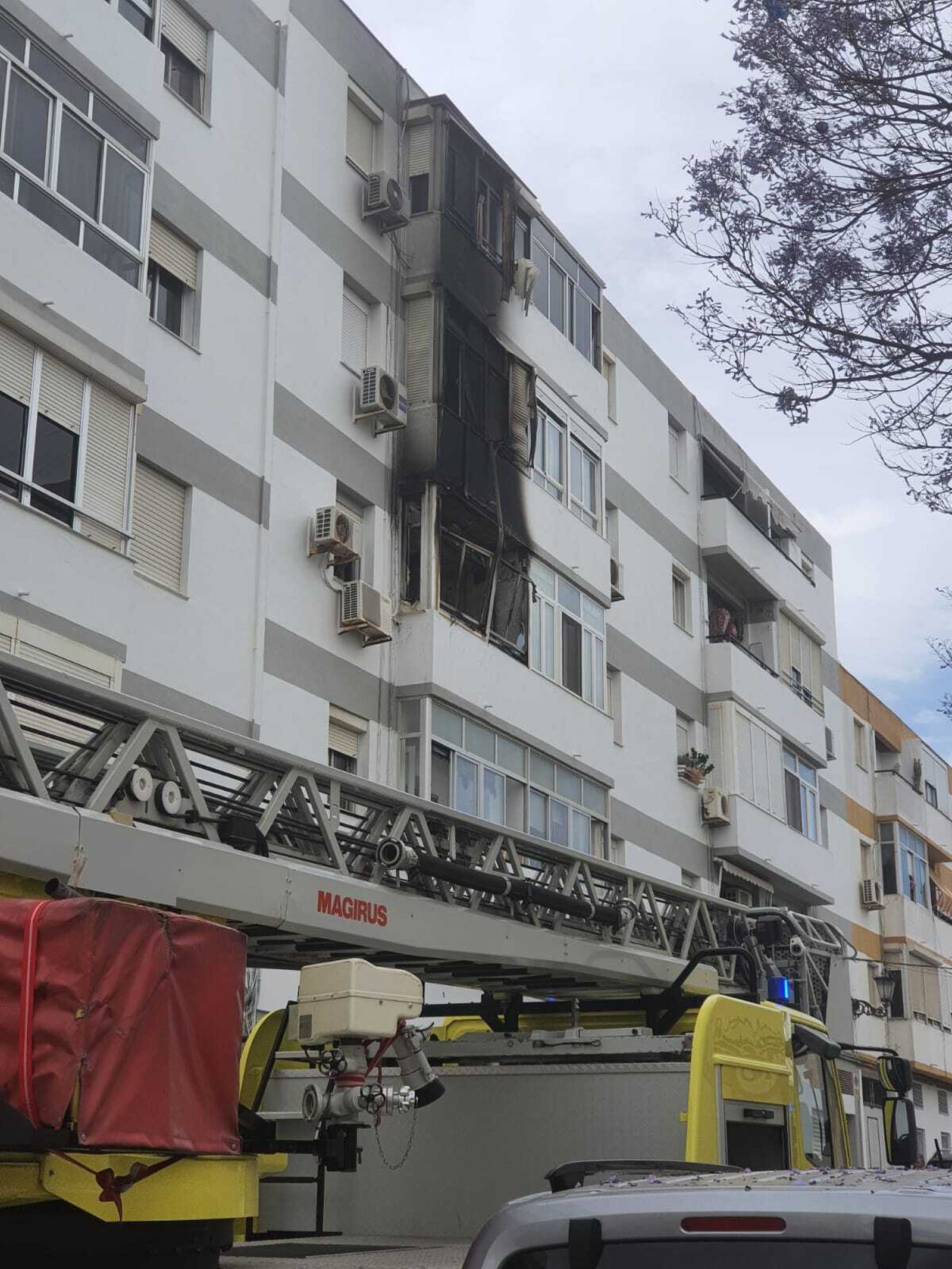Edificio de la calle Tomás del Valle afectado por el fuego.