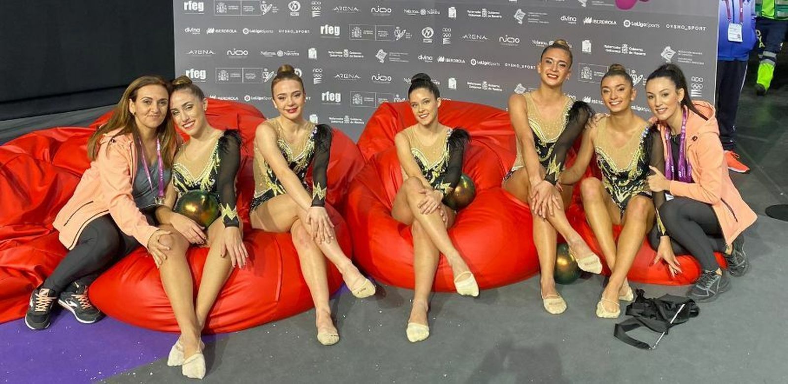 El equipo juvenil base de Algeciras, con sus monitoras en Pamplona