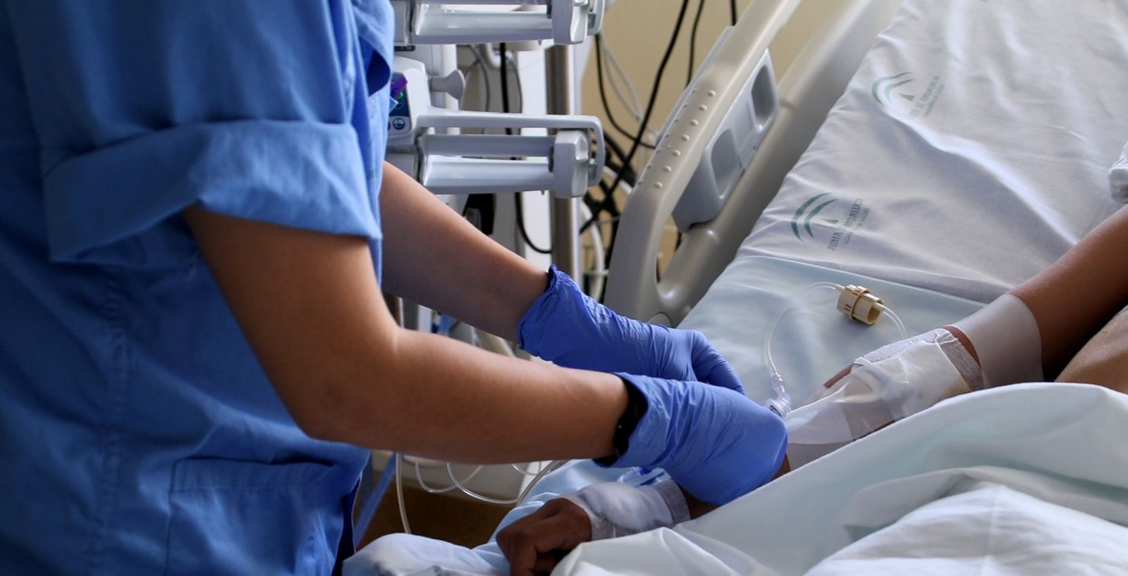 Personal sanitario manipulando vía a paciente pediátrico.