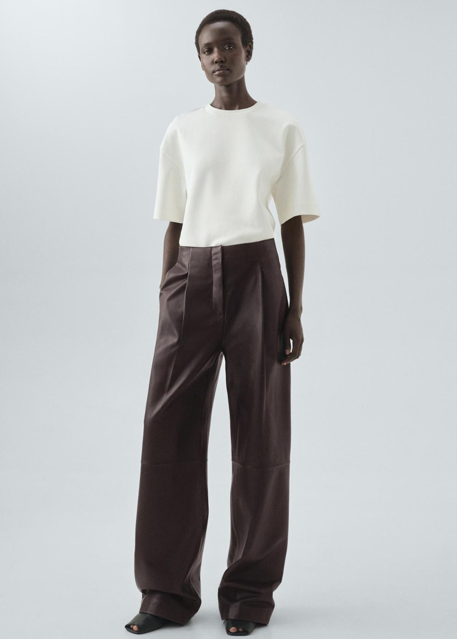 Pantalones en efecto piel de Mango.