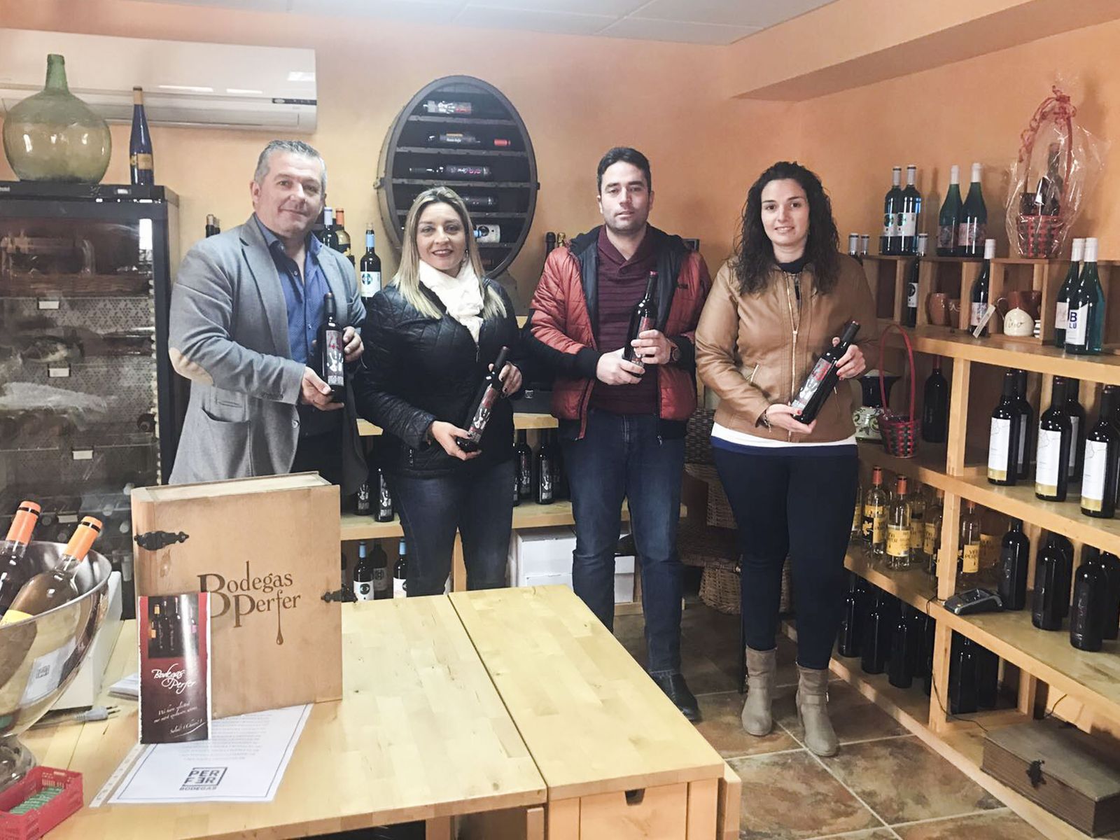 La diputada en las bodegas.