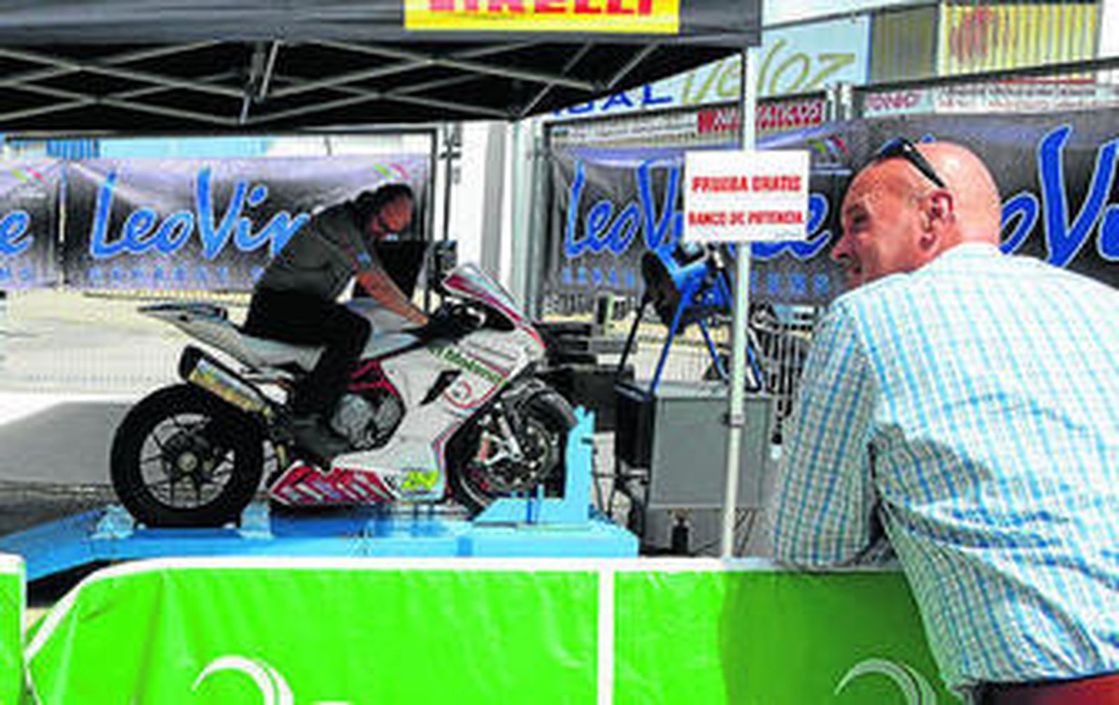 Un espectador observa a un mecánico realizar las pruebas de potencia