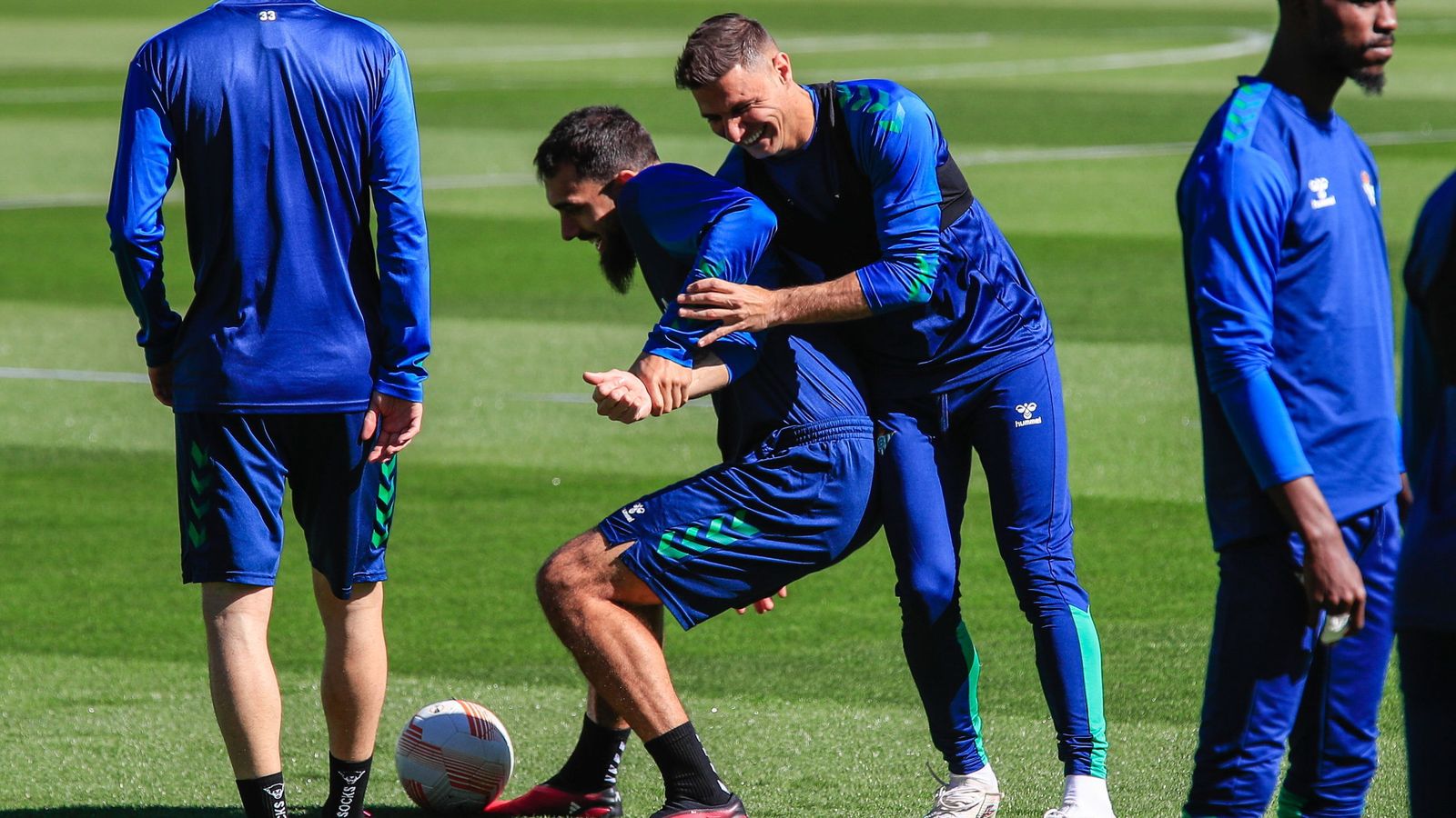 Joaquín bromea con Borja Iglesias en el entrenamiento de este pasado miércoles.