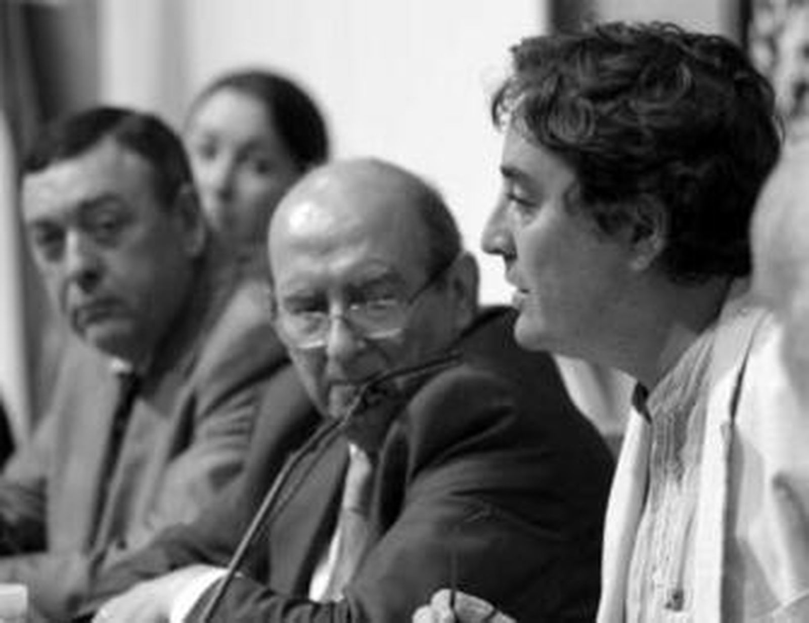 Almudena Grandes, flanqueada por Téllez y Juan Carlos Galindo, ayer en el Palacio de los Gobernadores.