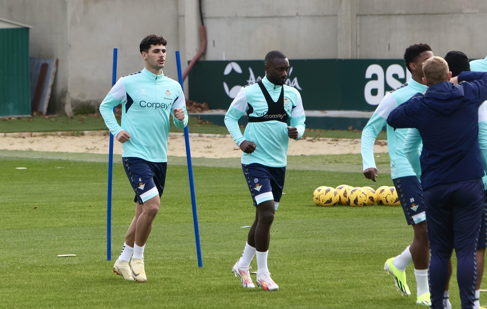 Cardoso y Sabaly se entrenan con el grupo del Real Betis.