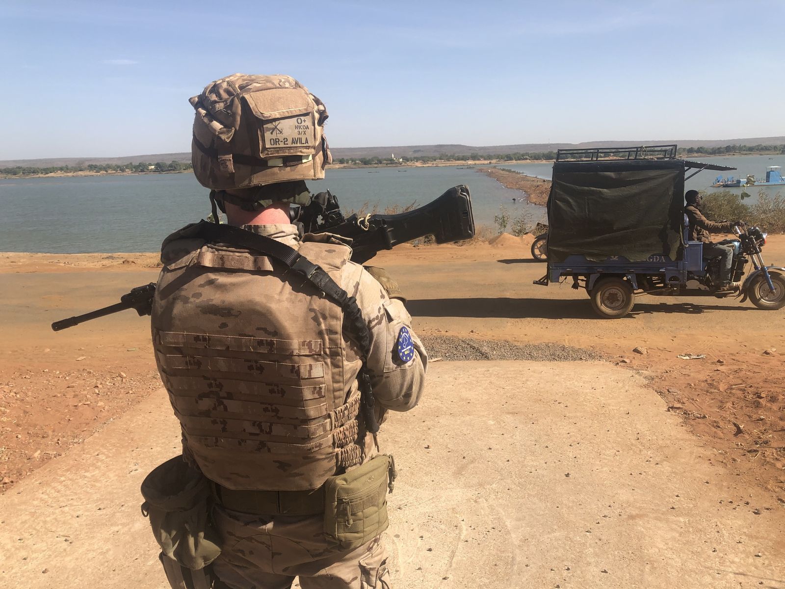 Un legionario proporciona seguridad a sus compañeros en la zona