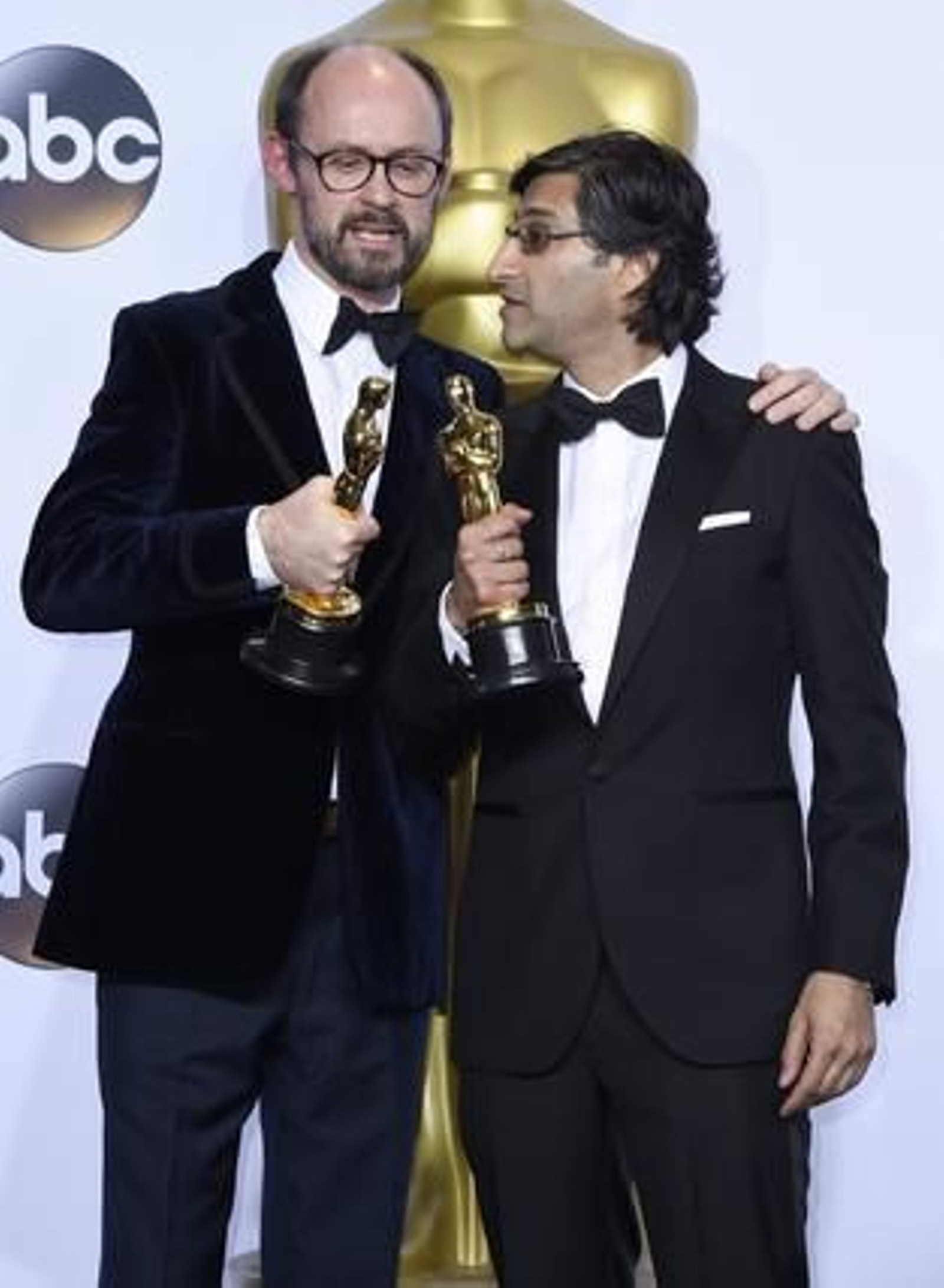 James Gay-Rees y Asif Kapadia muestran sus Oscar por 'Amy', elegido mejor documental.

Foto: Efe