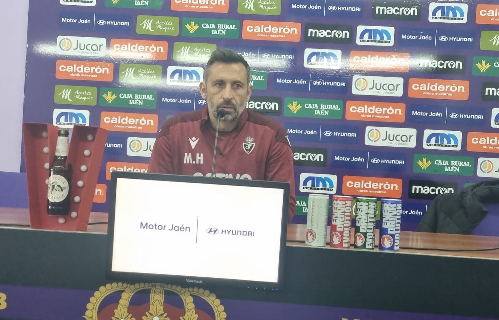 Manolo Herrero atiende a los medios de comunicación en la sala de prensa del Estadio de La Victoria.