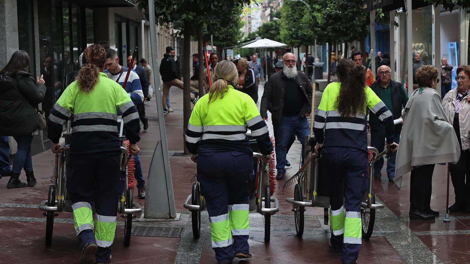 Tres trabajadores de Algesa en la calle Ancha de Algeciras.