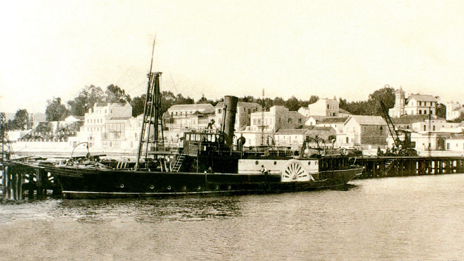 El vapor 'Margarita', de ruedas de paletas, atracado en el muelle de Madera hacia el año 1912.