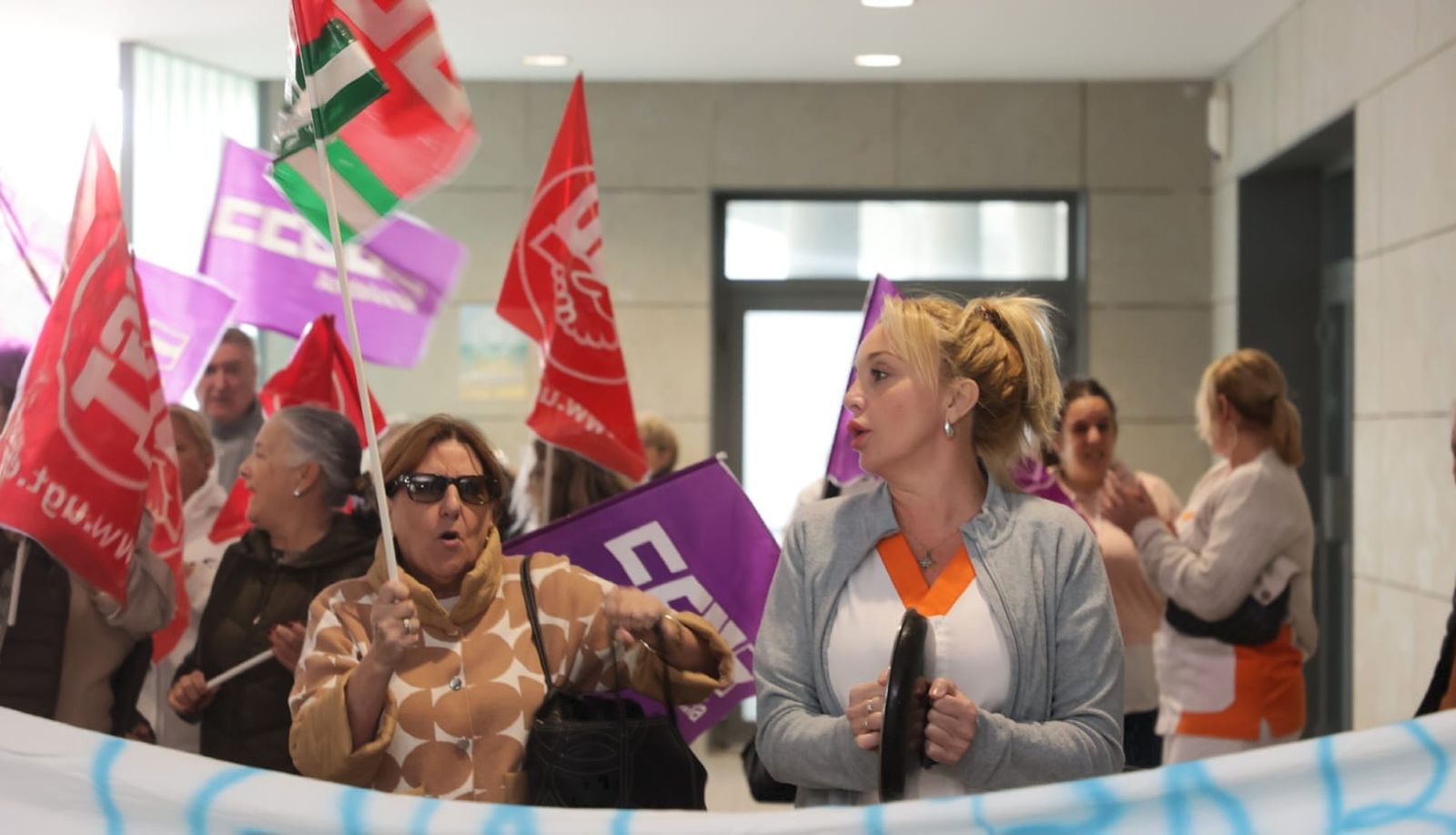 Trabajadores de limpieza sanitaria del Campo de Gibraltar reanudan las protestas en La Línea, este lunes.