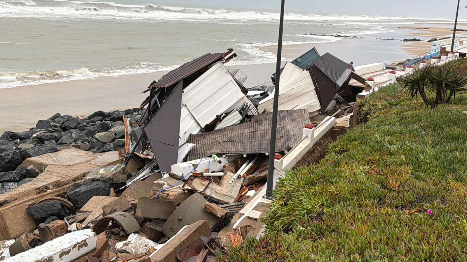 Estado del paseo marítimo de Matalascañas tras caerse varias estructuras.