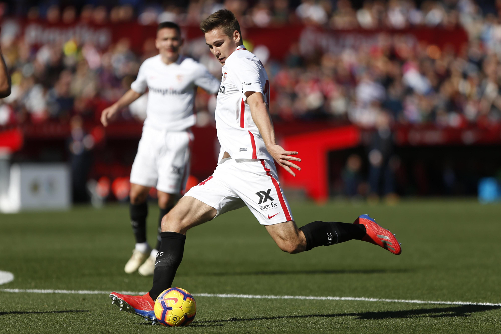 Wöber se incorpora en ataque y conecta un zurdazo cruzado.