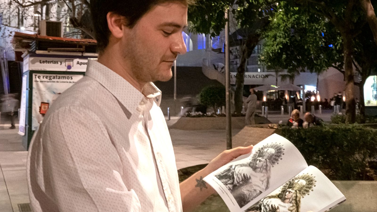 Jesús Andrades muestra su libro durante la entrevista