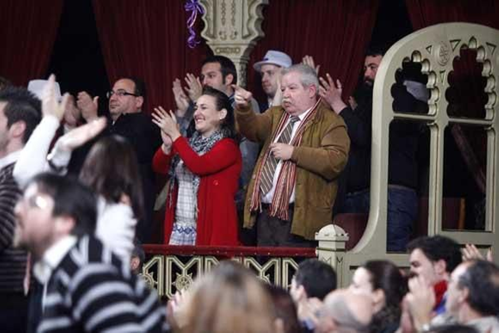 Julio Pardo aplaudiendo una de las coplas desde el palco

Foto: Julio Gonzalez-Jesus Marin-Lourdes de Vicente