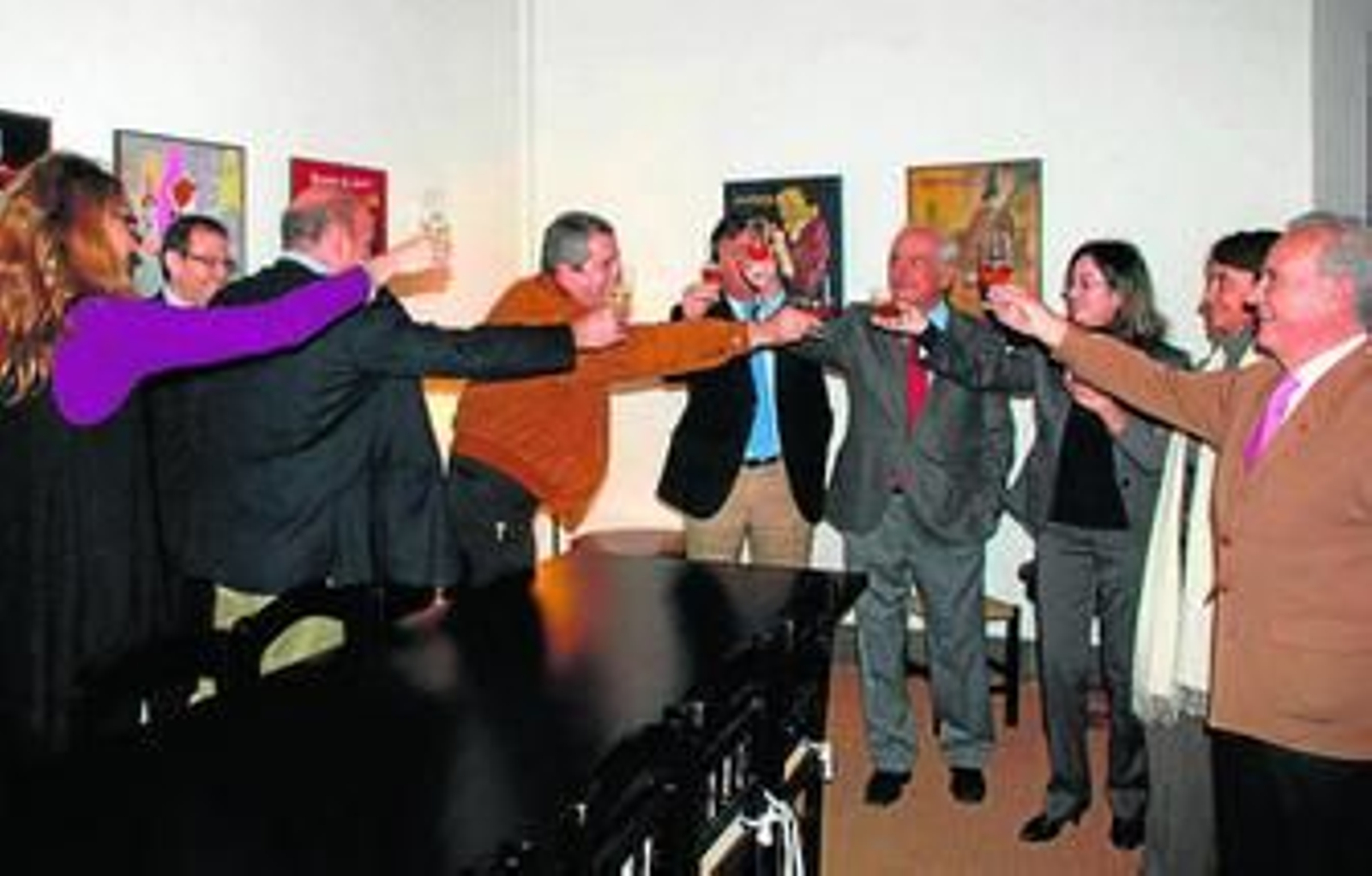 Responsables de Cáritas Diocesanas y de Beam Spain brindan tras firmarse el acuerdo.