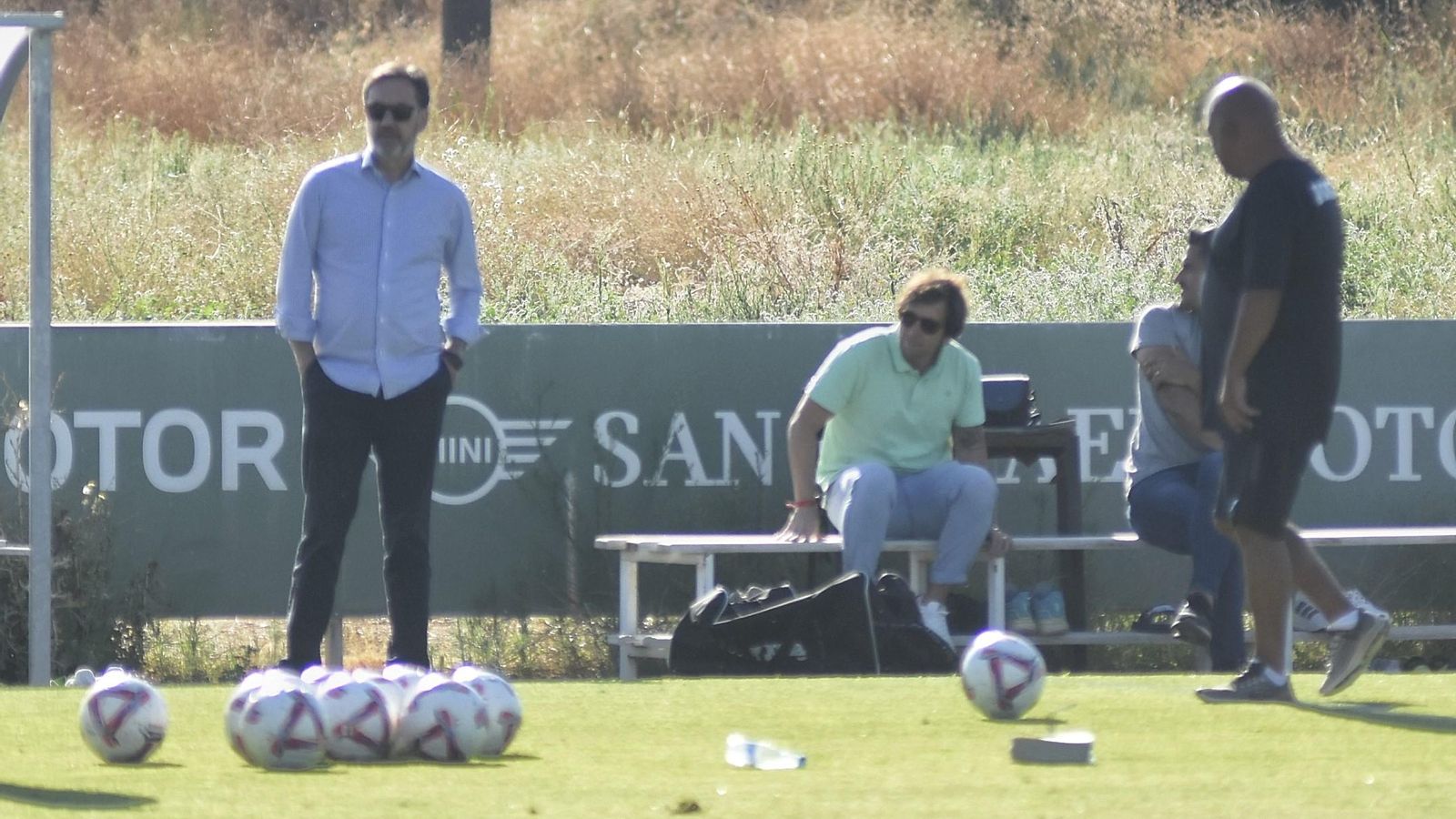 Antonio Fernández Monterrubio, CEO del Córdoba CF, junto a Raúl Cámara y Juanito en un entrenamiento.