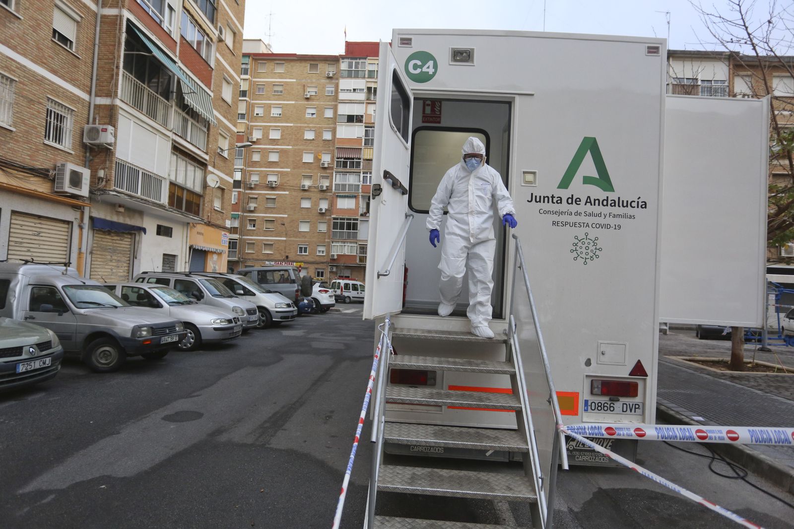 Un sanitario durante el reciente cribado masivo en La Luz, en la capital malagueña.