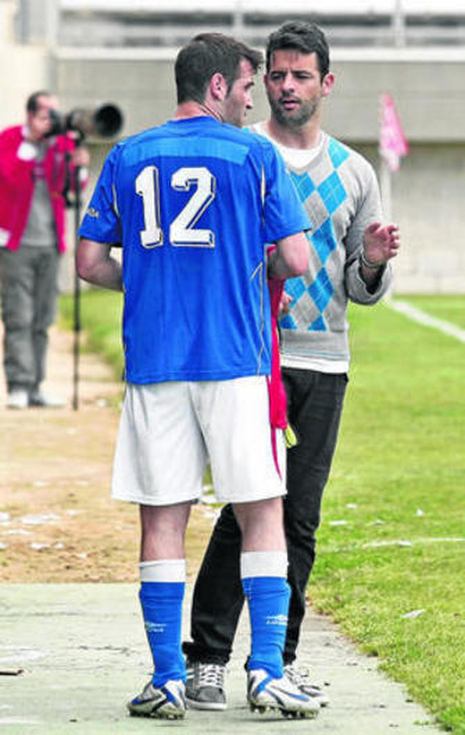 Mere (d), técnico del Racing, habla con Matallanas en el Nuevo Mirador.