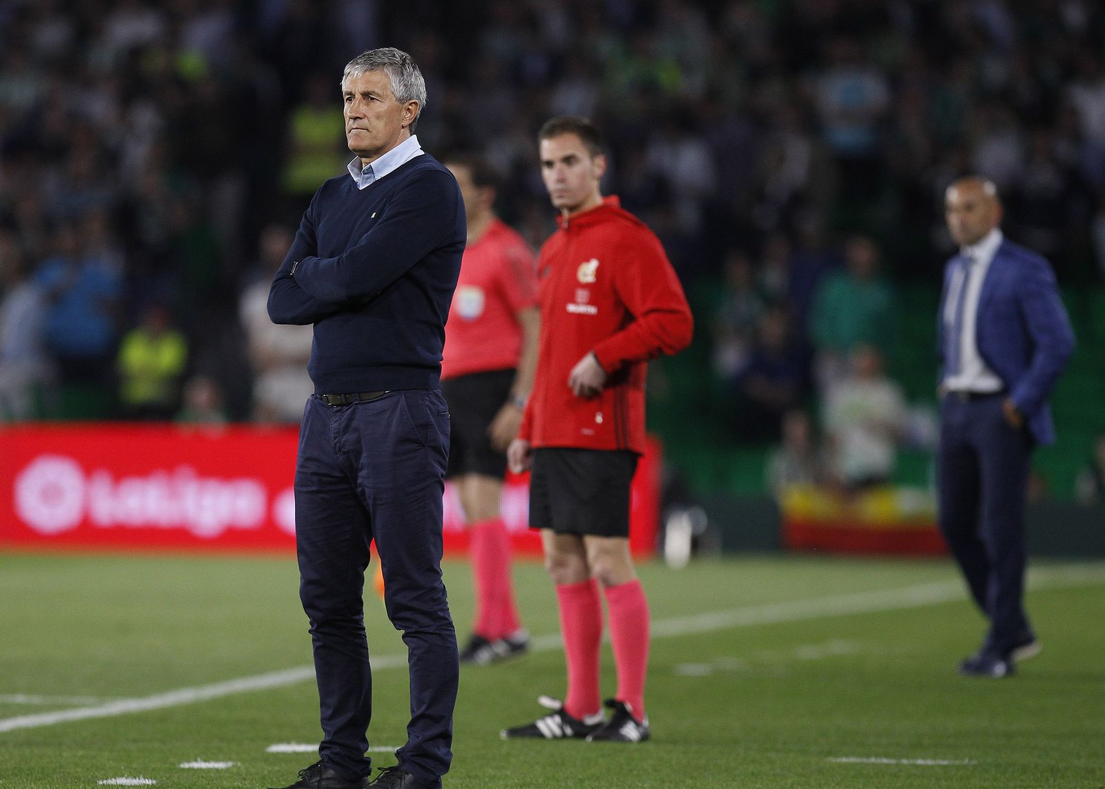 Quique Setién observa el encuentro desde su área técnica, con Paco Jémez al fondo.