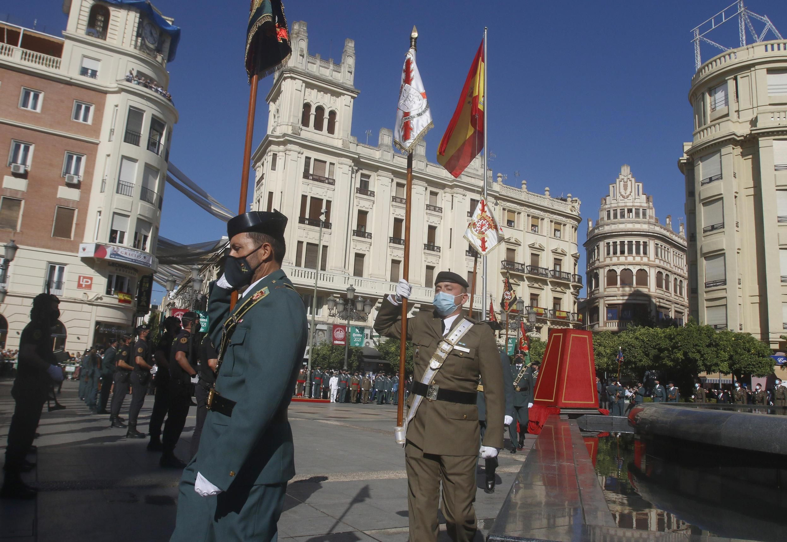 La izada de la bandera de España en las Tendillas, en imágenes.