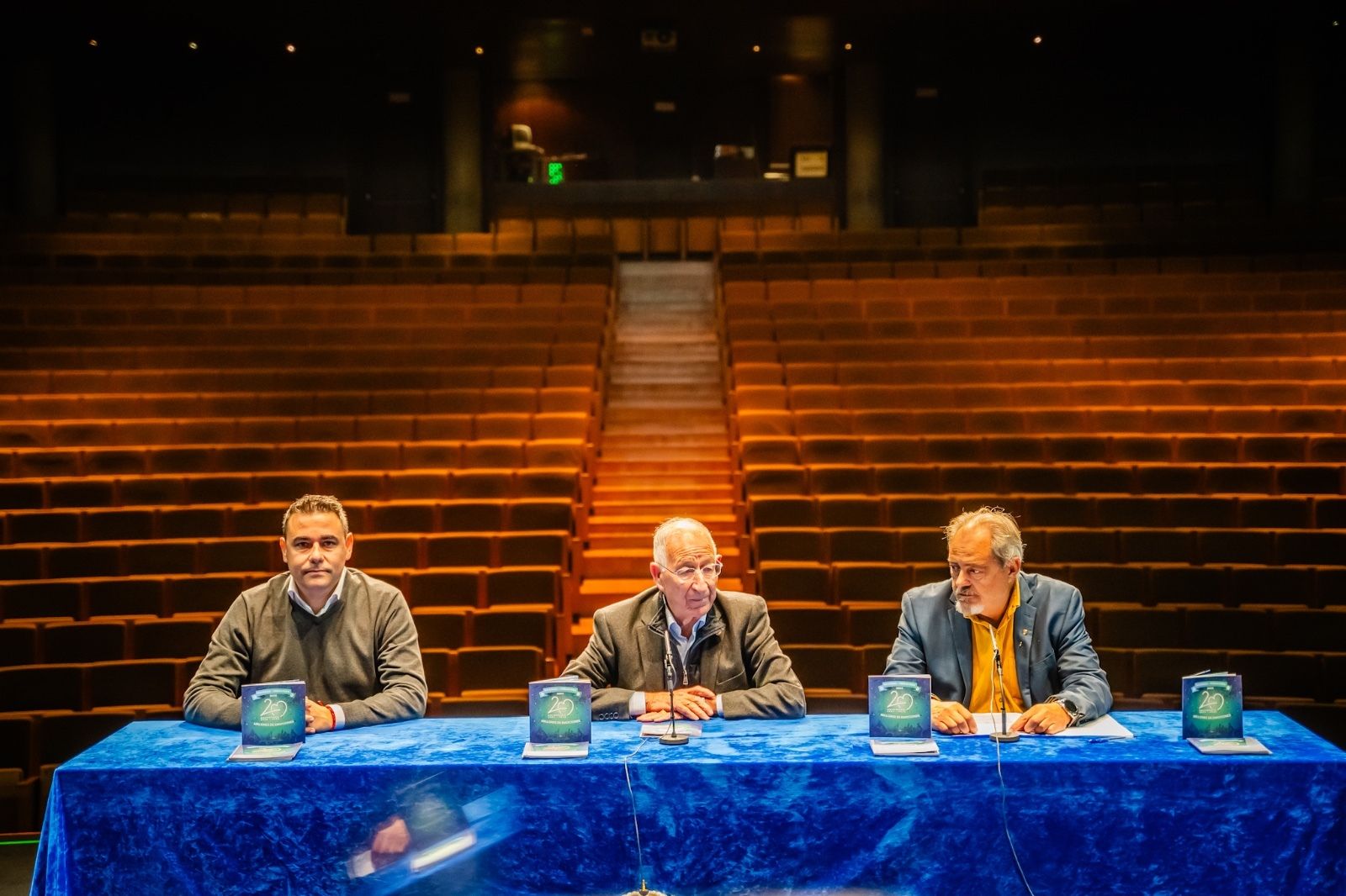 Gabriel Amat entre Daniel Salcedo y Juan José Martín Uceda en el Auditorio de Roquetas.