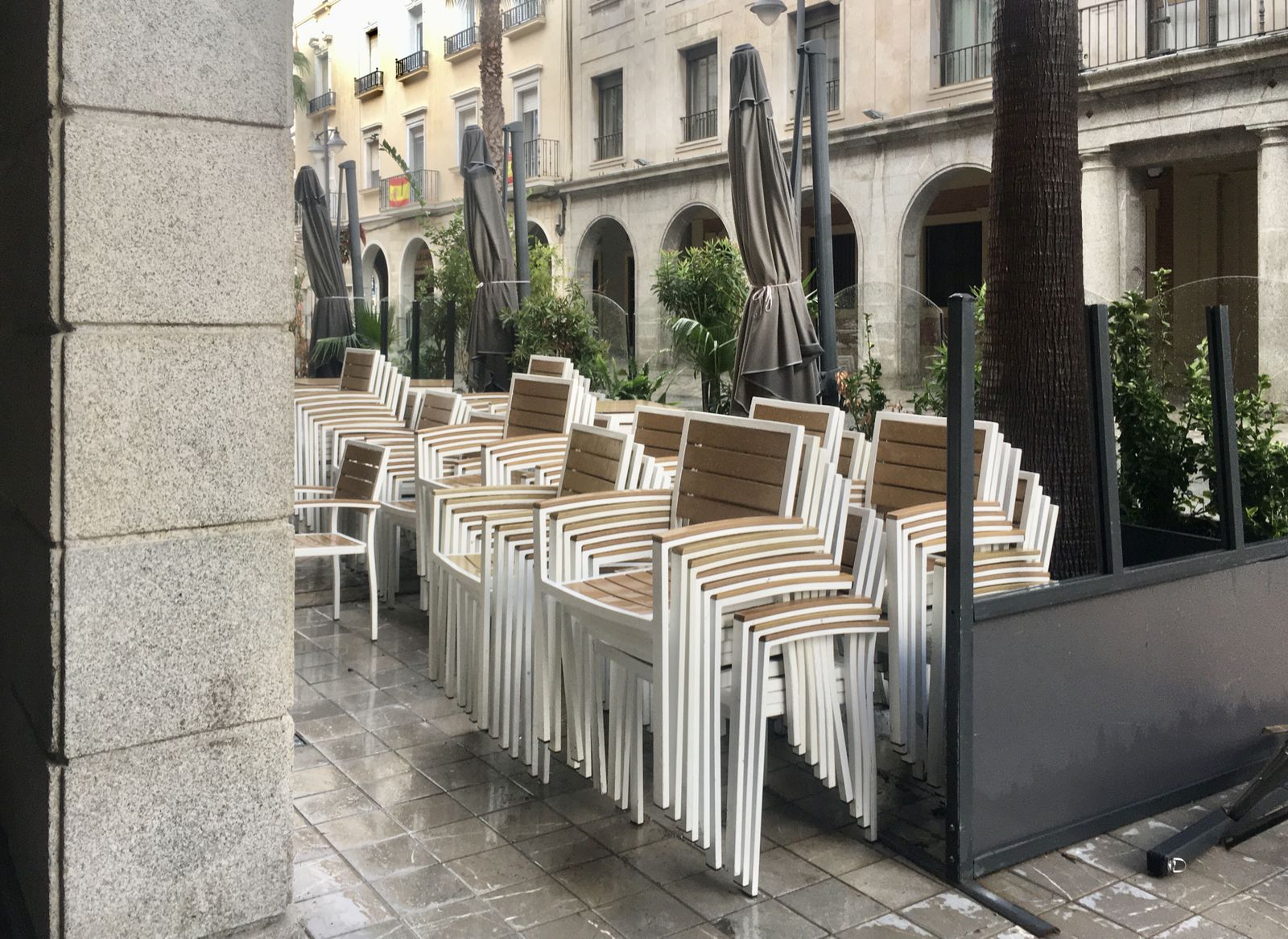Velador en la Gran Vía de Huelva.
