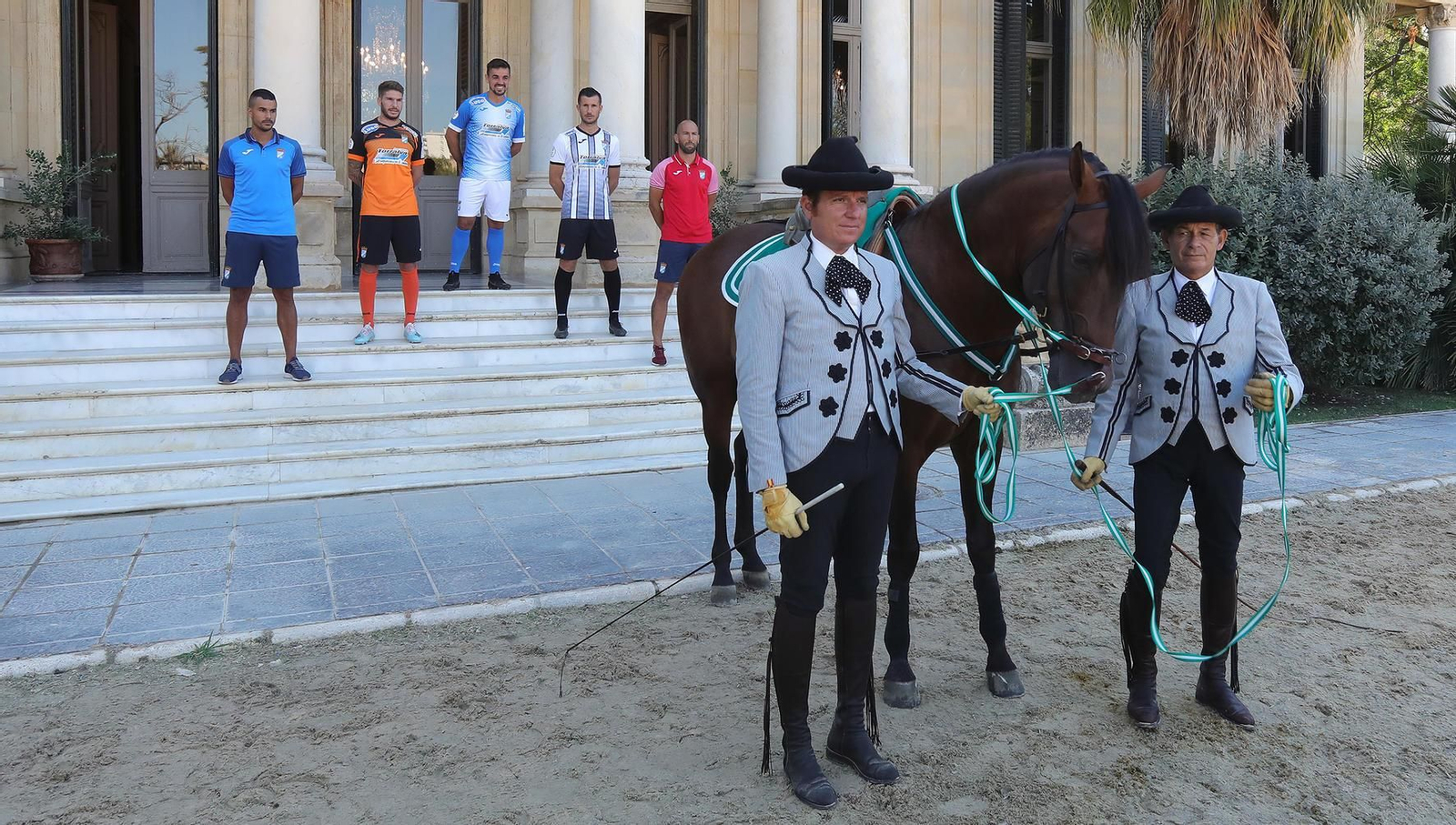Imágenes de la presentación de las camisetas del Xerez CD en la REAAE