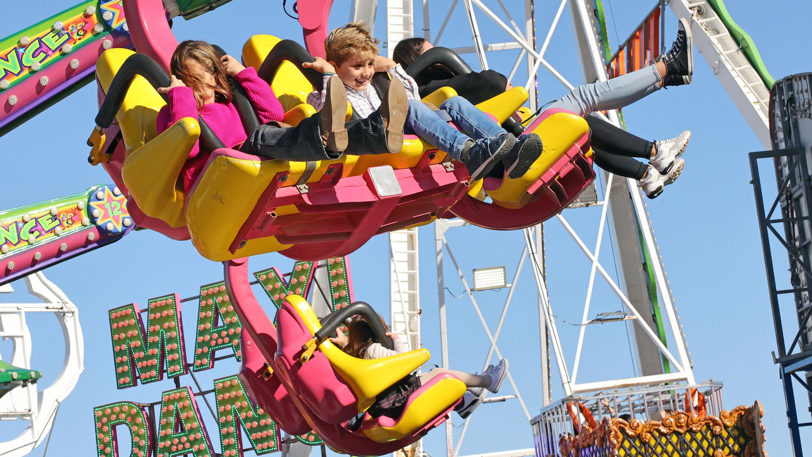 El parque de atracciones de Navidad junto a la Feria volvió a llenarse este sábado El parque de atracciones de Navidad junto a la Feria volvió a llenarse este sábado