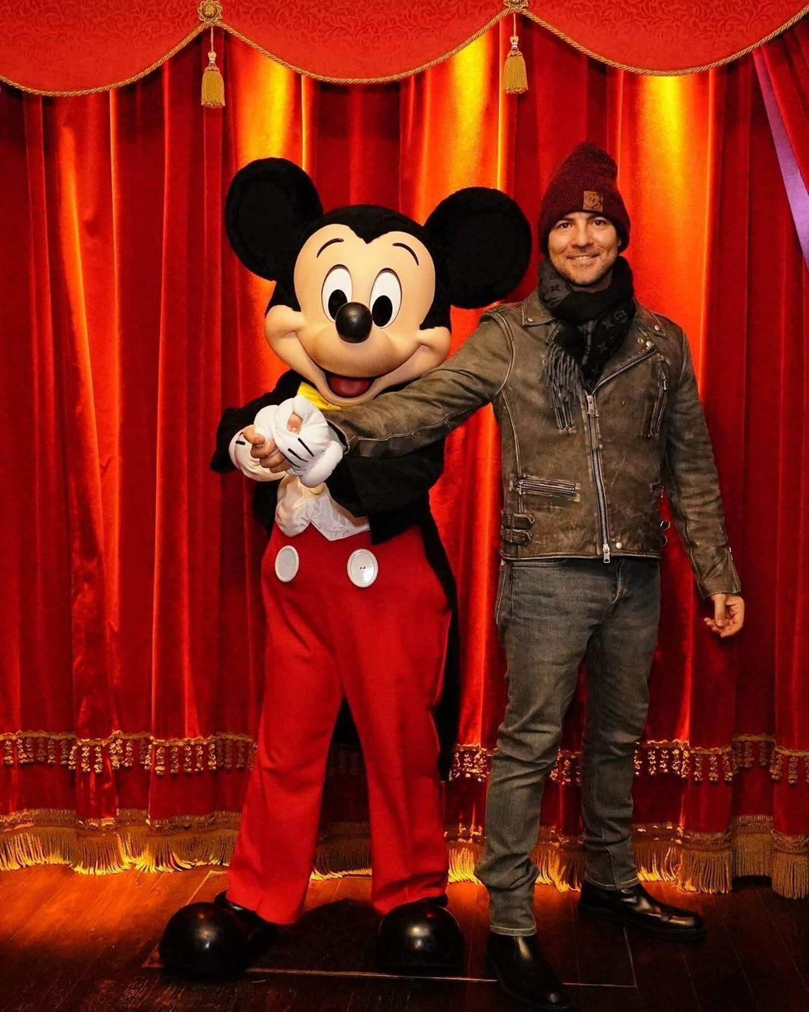 David Bisbal con Mickey Mouse. David Bisbal con Mickey Mouse.