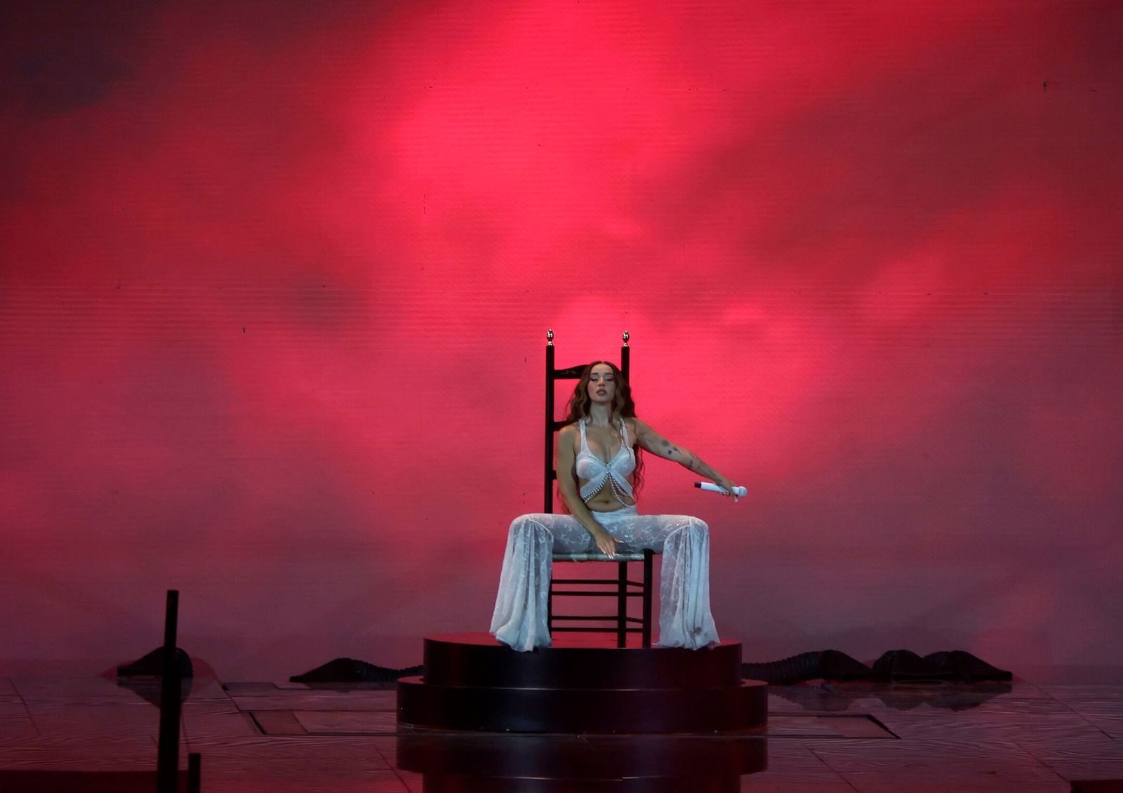 La artista Lola Índigo durante su última actuación en el Estadio La Cartuja.