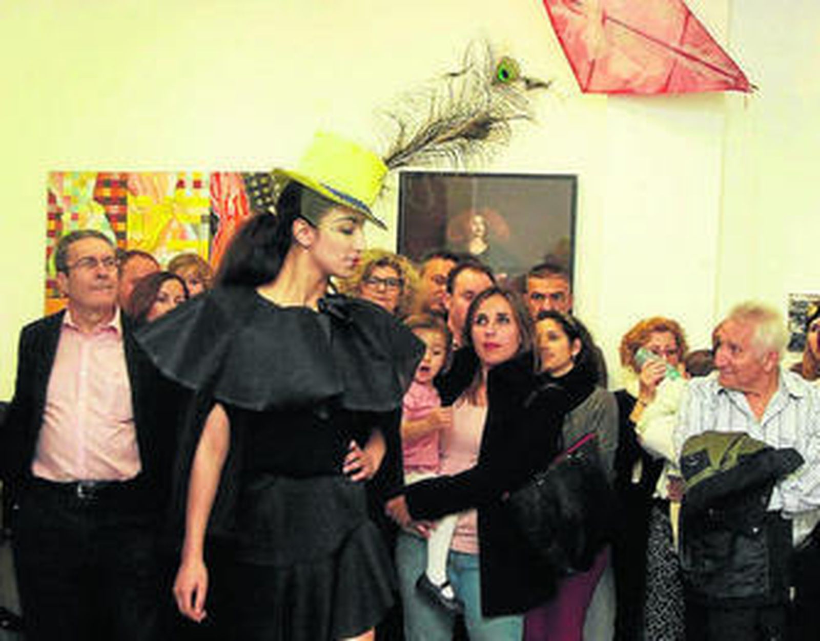 Chistera amarilla diseñada por la almeriense Isabel González.