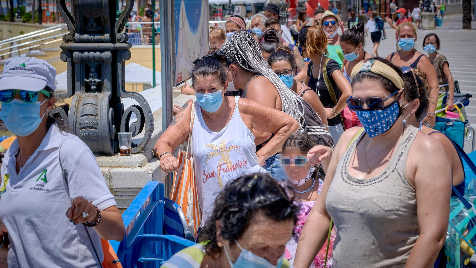 Imágenes inéditas en La Caleta con colas para entrar al completarse el aforo
