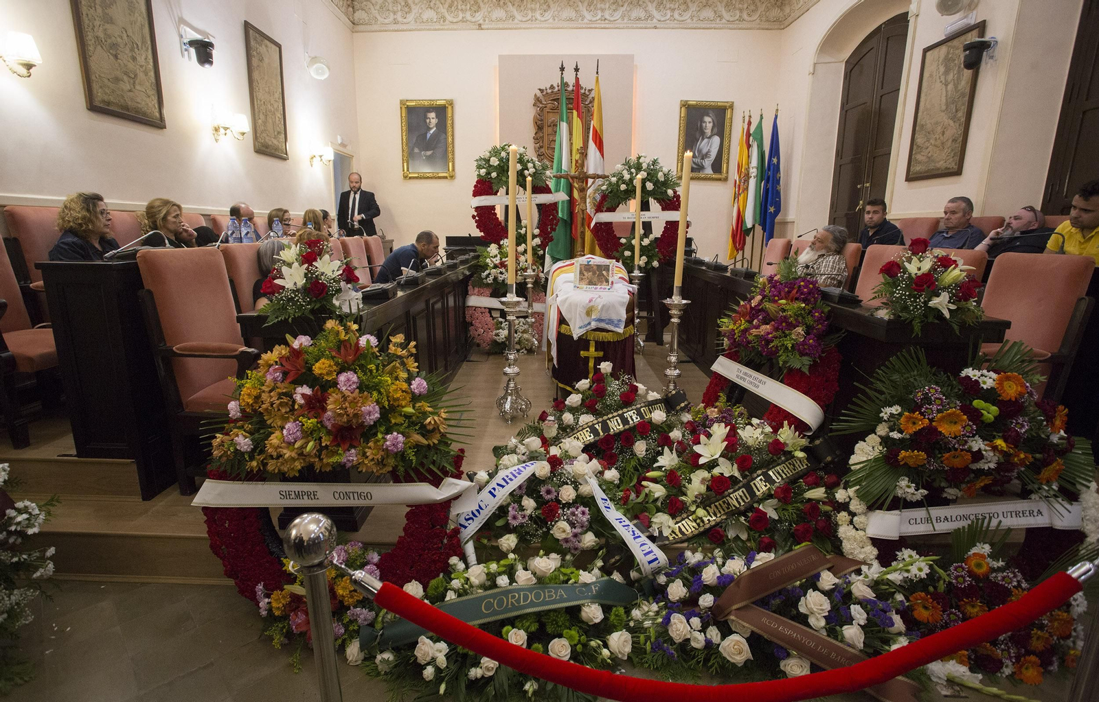 Utrera despide a Reyes en un multitudinario funeral.