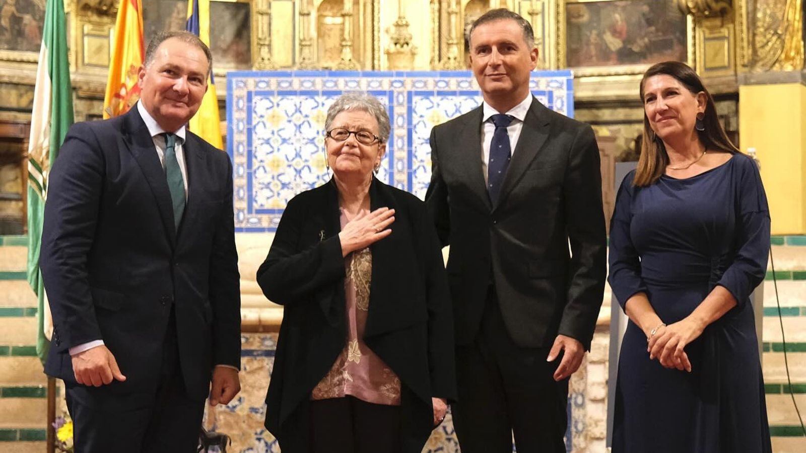 Rosario F. Cartes emocionada en la entrega del Perejil de Plata junto a David Toscano, Gustavo Cuellar y Teresa Herrera.