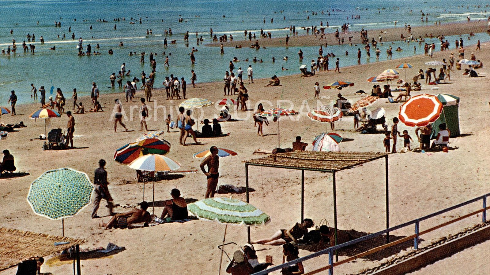 La zona de la playa de Calypso, en una postal de 1967.