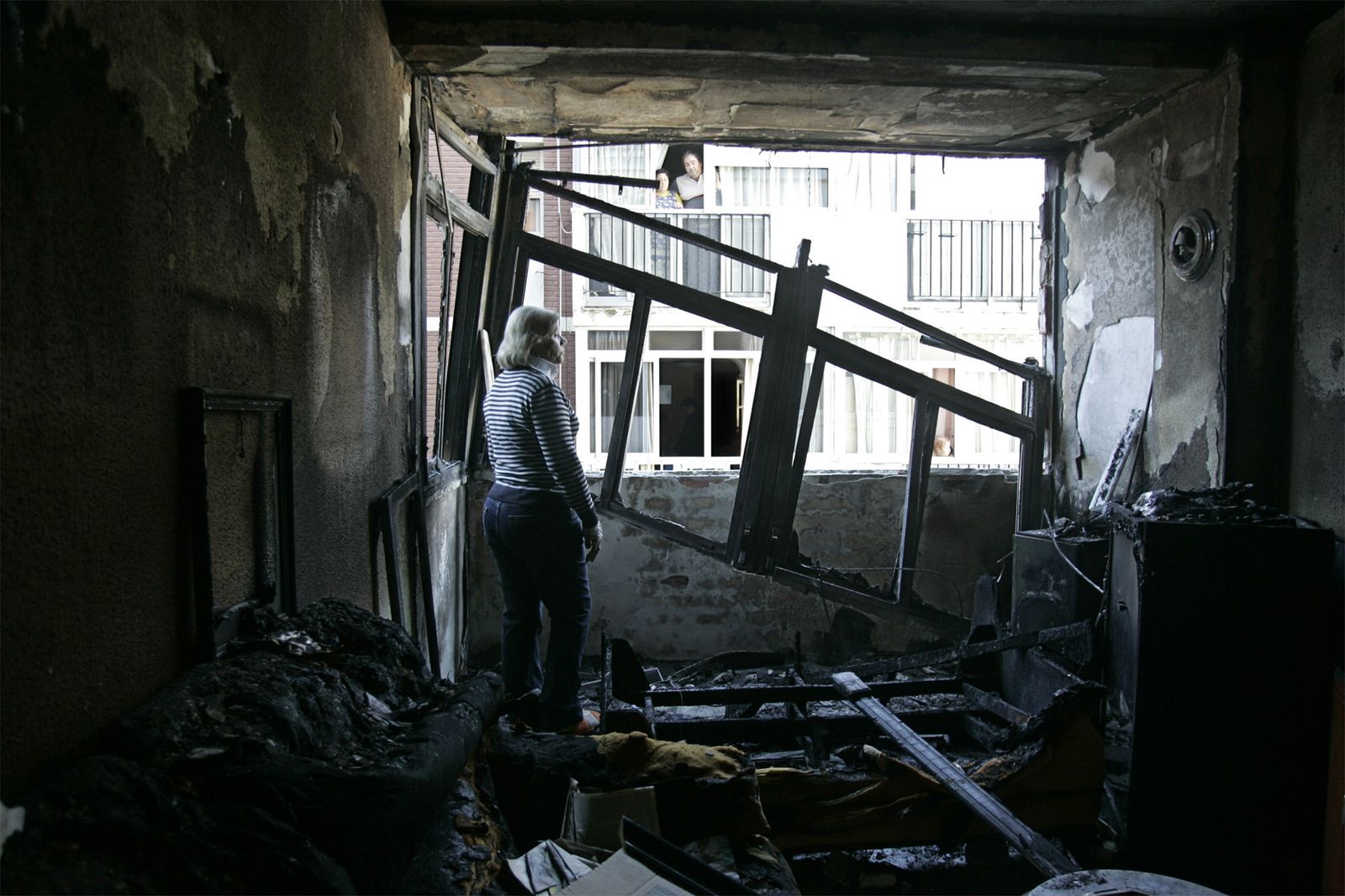Estado en el que quedó una vivienda de la calle Carlos Haya tras un incendio acaecido en 2009