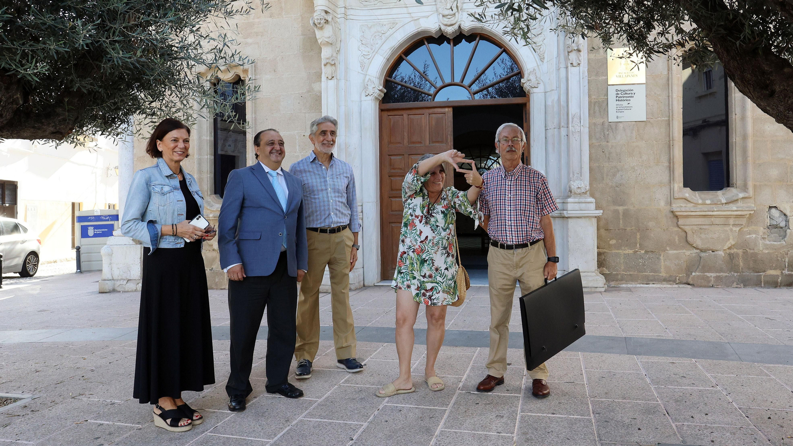Carmen Oliva, simulando encuadrar una foto junto a Francisco Zurita, Juan Durán y José Vázquez. Carmen Oliva, simulando encuadrar una foto junto a Francisco Zurita, Juan Durán y José Vázquez.