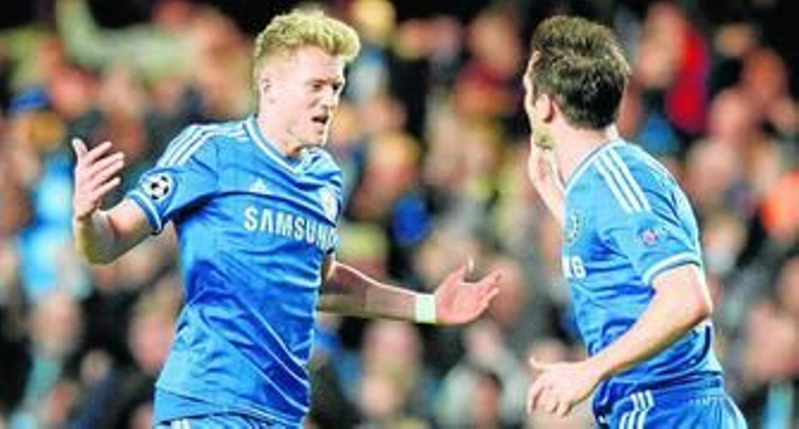 El alemán Schürrle es felicitado por Terry tras conseguir el primer gol del Chelsea ante el PSG.