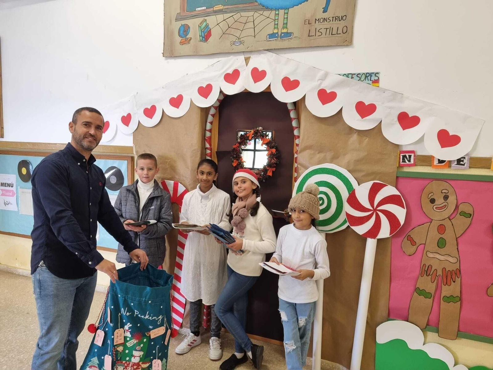 Escolares inundan de villancicos y felicitaciones navideñas las residencias de mayores de Almería