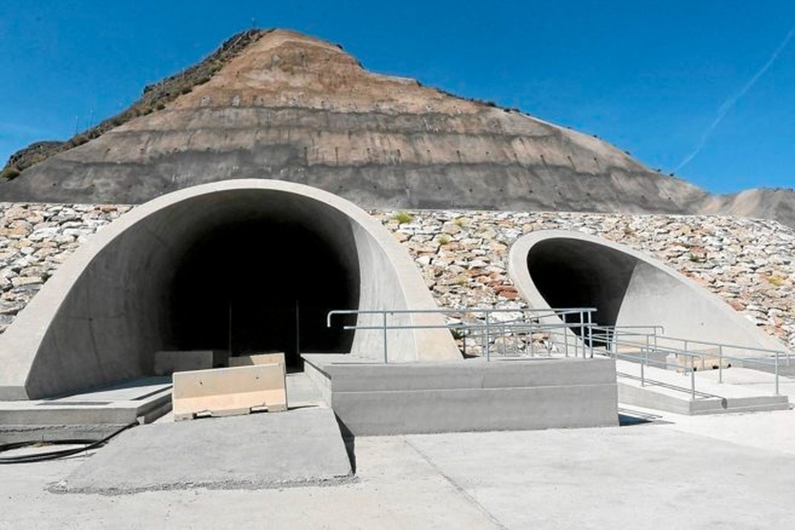 Túneles del AVE tapiados en Sorbas.